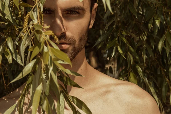 Cara Fuerte Modelo Masculino Fondo Naturaleza Con Arena Agua Playa —  Fotos de Stock