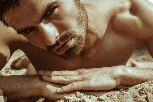 Cara Fuerte Modelo Masculino Fondo Naturaleza Con Arena Agua Playa — Foto de Stock