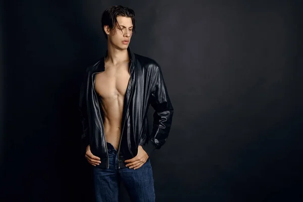 Modelo Masculino Vaqueros Azul Denim Chaqueta Cuero Negro Sobre Fondo —  Fotos de Stock