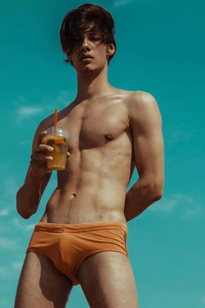 Modelo Masculino Húmedo Comercial Cara Fuerte Con Limonada Traje Baño —  Fotos de Stock