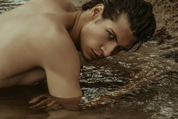 Сексуальна Красуня Чоловіча Модель Лежить Роздягнена Піску Фоном Природи — стокове фото