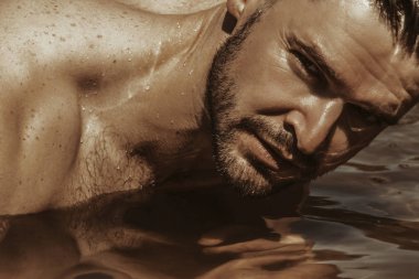 Güçlü yüz erkek model kum ve güneşin sahilde su doğa zemin üzerine