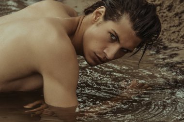 Seksi Güzellik erkek model yalan doğa arka plan kumla elimden 