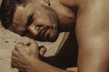 Seksi güçlü sakallı erkek yakışıklı yaz vibes ile su arka plan üzerinde kırmızı yüzmek şortlu