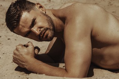 Seksi güçlü sakallı erkek yakışıklı yaz vibes ile su arka plan üzerinde kırmızı yüzmek şortlu