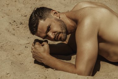 Seksi güçlü sakallı erkek yakışıklı yaz vibes ile su arka plan üzerinde kırmızı yüzmek şortlu