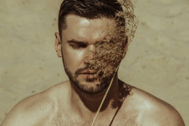 Seksi güçlü sakallı erkek yakışıklı yaz vibes ile su arka plan üzerinde kırmızı yüzmek şortlu