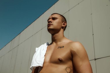 Sökülen eril erkek model sokak egzersiz tarihinde bir stadyum