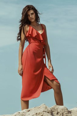 Güzel kız modeli esmer dağ ve tatlı bir elbise içinde kum yazı tipi