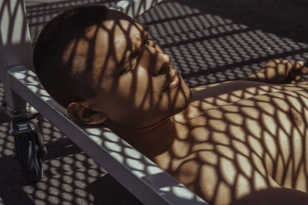 Entkleidete männliche Modell Straße Workout auf einem Stadion — Stockbild Entkleidete Männliche Modell Straße Workout Auf Einem Stadion — Stockfoto