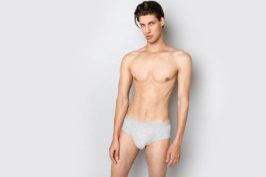 Adam izole Studio beyaz arka planda gri iç çamaşırı