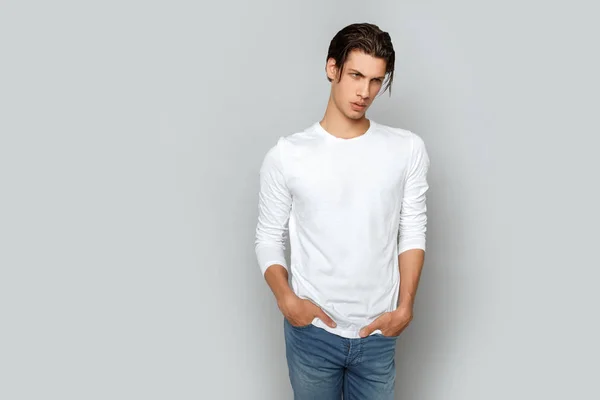 Sterke Gezicht Mannelijk Model Casual Stijl Witte Sirt Jeans Witte — Stockfoto