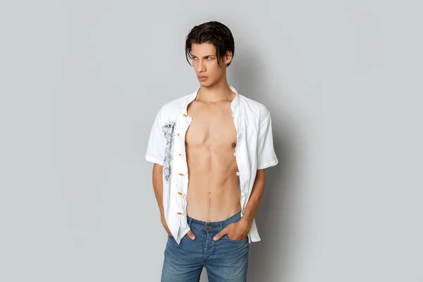 Forte Rosto Modelo Masculino Estilo Casual Branco Sirt Jeans Fundo — Fotografia de Stock