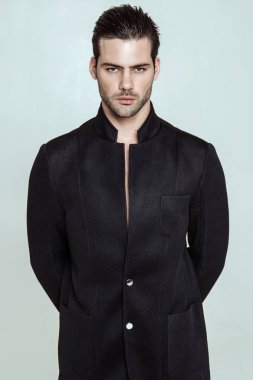 Kas gücü siyah toksinli erkek modeli ve izole yazı tipi arka planında siyah pantolon.