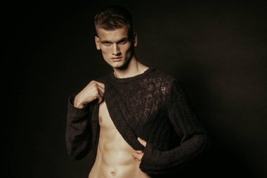 Yakışıklı seksi erkek portresi. İzole edilmiş arka planda beyaz spor giysisi var.