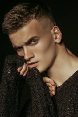 Yakışıklı seksi erkek portresi. İzole edilmiş arka planda beyaz spor giysisi var.