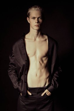 Siyah yalıtılmış font arkaplanındaki güçlü siyah görünümlü erkek model.