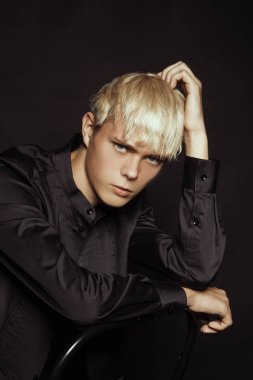 Siyah yalıtılmış font arkaplanındaki güçlü siyah görünümlü erkek model.