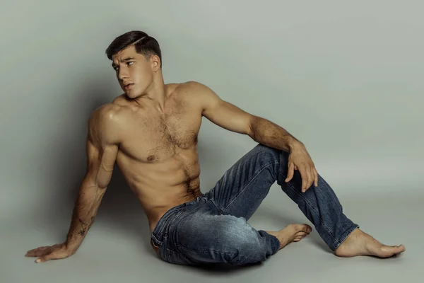 Muscle Fort Beau Modèle Masculin Rayé Jean Bleu Denim Avec — Photo