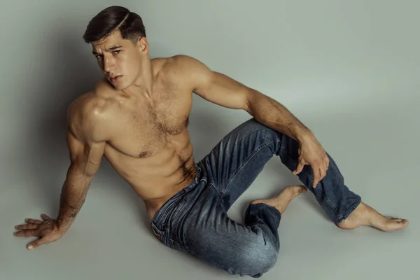 Muscle Fort Beau Modèle Masculin Rayé Jean Bleu Denim Avec — Photo