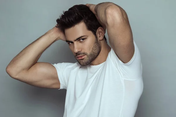 Muskulöse Starke Schöne Gestreifte Männliche Modell Jeans Mit Weißem Shirt — Stockfoto
