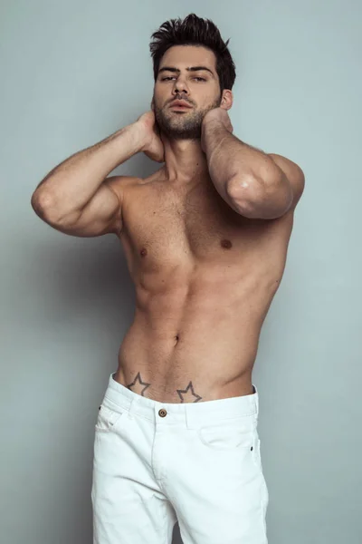 Spier Sterk Mooi Gestript Mannelijk Model Spijkerbroek Met Wit Shirt — Stockfoto