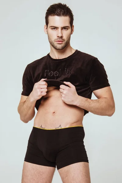 Músculo Fuerte Hermoso Modelo Masculino Despojado Camiseta Negra Ropa Interior —  Fotos de Stock