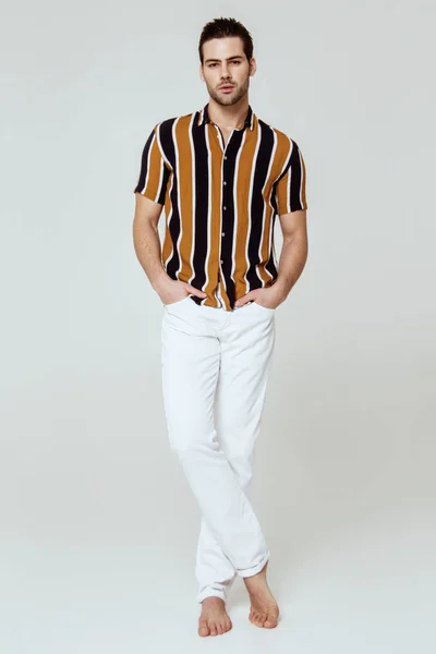 Spier Sterk Mooi Gestript Mannelijk Model Gestreept Kleurrijk Shirt Witte — Stockfoto