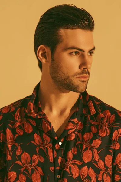 Spier Sterke Mooie Gestripte Mannelijke Model Kleurrijke Shirt Met Rood — Stockfoto