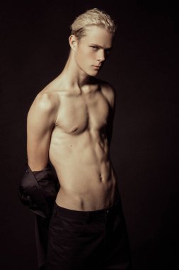 Siyah yalıtılmış font arkaplanındaki güçlü siyah görünümlü erkek model.