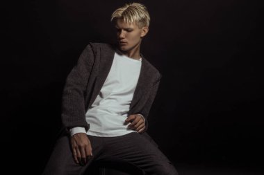 Siyah yalıtılmış font arkaplanındaki güçlü siyah görünümlü erkek model.