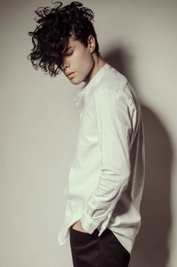 Yakışıklı, kaslı, güçlü yüzlü, moda elbiseli erkek model. 