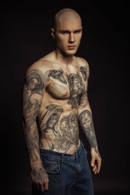 Yakışıklı, kaslı, güçlü yüzlü, moda elbiseli erkek model. 