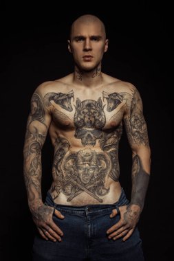 Yakışıklı, kaslı, güçlü yüzlü, moda elbiseli erkek model. 