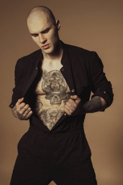 Yakışıklı, kaslı, güçlü yüzlü, moda elbiseli erkek model. 