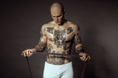 Yakışıklı, kaslı, güçlü yüzlü, moda elbiseli erkek model. 