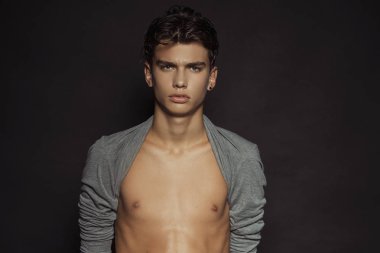 Siyah izole font arka planda beyaz iç çamaşırlı güçlü kaslı erkek model.