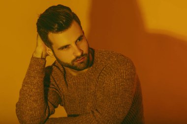 Kaslı güçlü yüz güzel soyulmuş erkek model sıradan görünüm içinde kot pantolon ve mavi ışık ile bordo kırmızı izole font fon