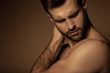 Yakışıklı seksi erkek portresi su damlalarıyla izole edilmiş siyah arka planda.