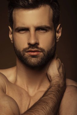 Yakışıklı seksi erkek portresi su damlalarıyla izole edilmiş siyah arka planda.