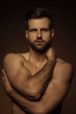 Yakışıklı seksi erkek portresi su damlalarıyla izole edilmiş siyah arka planda.