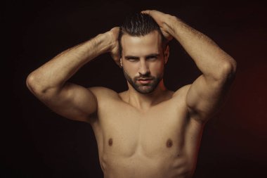 Yakışıklı seksi erkek portresi su damlalarıyla izole edilmiş siyah arka planda.