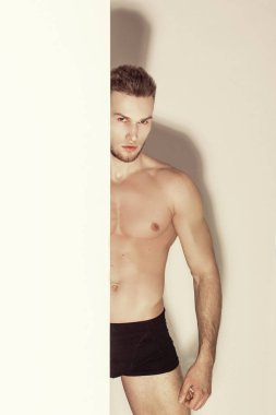 Kas gücü, siyah iç çamaşırlı güzel erkek model, beyaz izole font arka planda gölgeli.