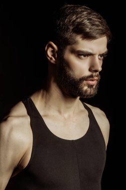 Kaslı, sakallı, güzel, siyah iç çamaşırlı, siyah izole yazı tipi arka planlı erkek model.