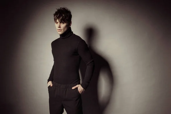 Сильна Роздягнена Чоловіча Модель Язів Випадковому Вигляді Чорній Шкіряній Куртці — стокове фото