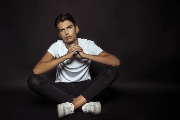 Modelo Masculino Muscular Desnudo Fuerte Look Casual Con Camiseta Blanca — Foto de Stock