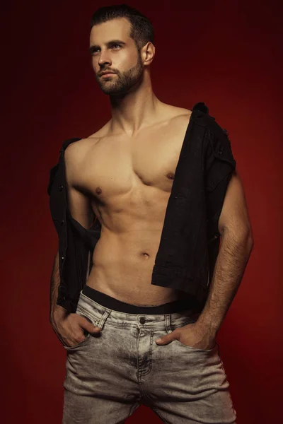 Músculo Cara Fuerte Hermoso Despojado Modelo Masculino Look Casual Con —  Fotos de Stock