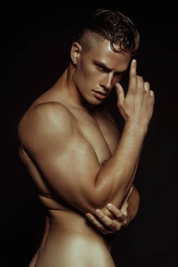 Yakışıklı, seksi, soyulmuş siyah arka planda erkek portresi.