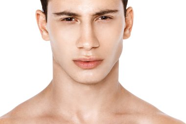 Beyaz izole fontk arka plan üzerinde moda rahat cloathes güçlü kas güzel sıyrılmış erkek modeli