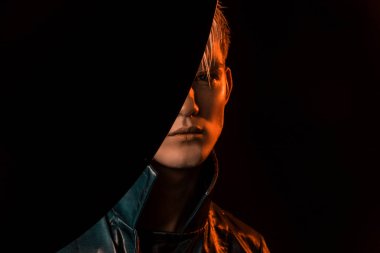 Yakışıklı siyah izole yazı tipi arka plan üzerinde kırmızı ışık mavi ceket giyen sarışın erkek model